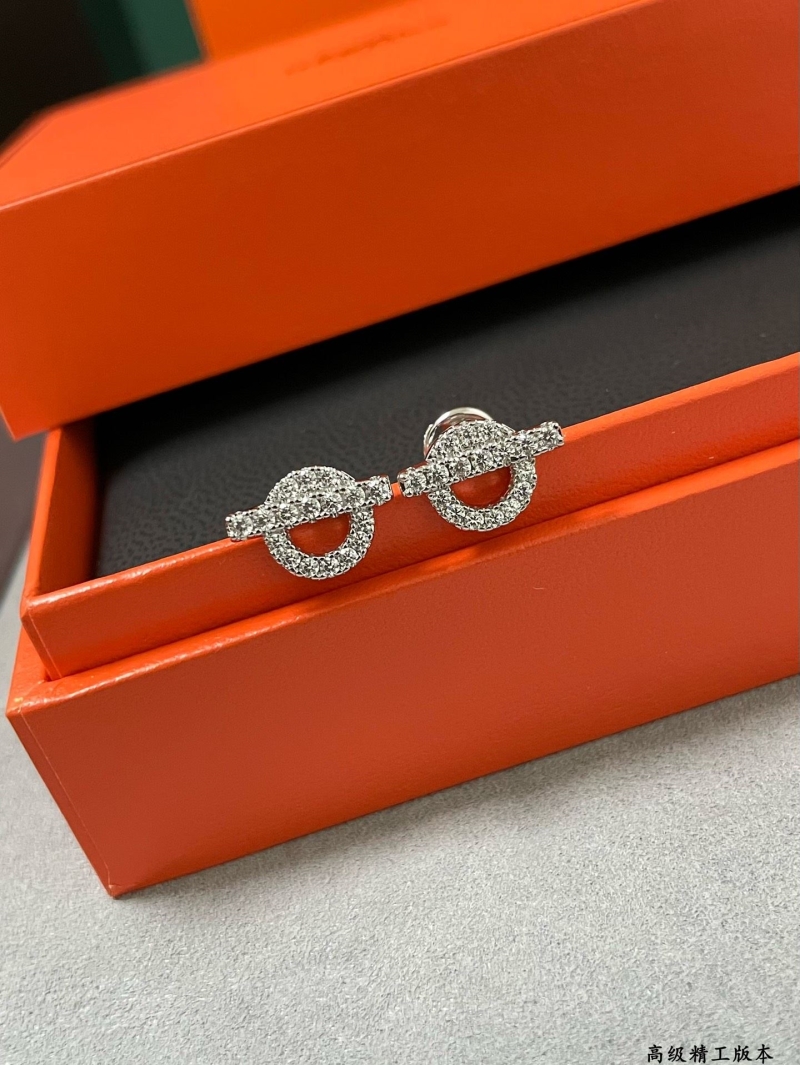 H**me5 earrings
